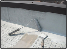 ウレタン塗膜防⽔ 通気緩衝工法 （6）の工程後ウレタン防水材を塗布していきます。（1回目）