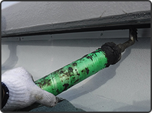 アスファルト防水 トーチ工法 押え金物端部にシーリング材を充填します。